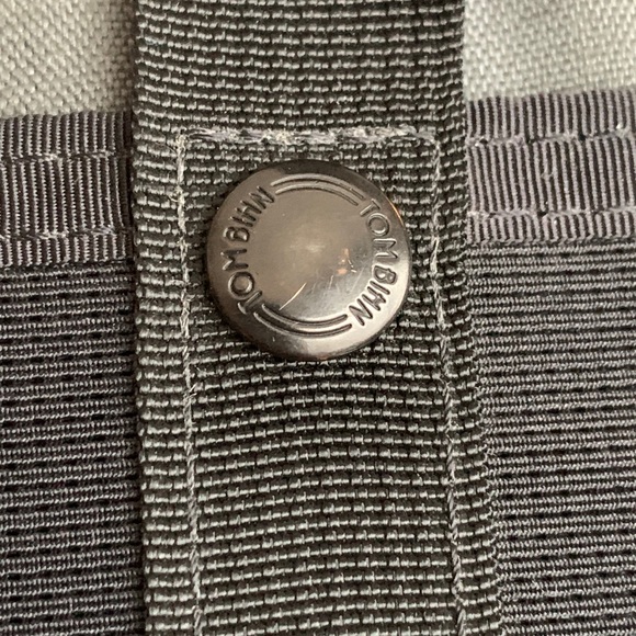 TOM BIHN Urban Minimalist Messenger - 14 x 11 x 2 - Picture 4 of 15